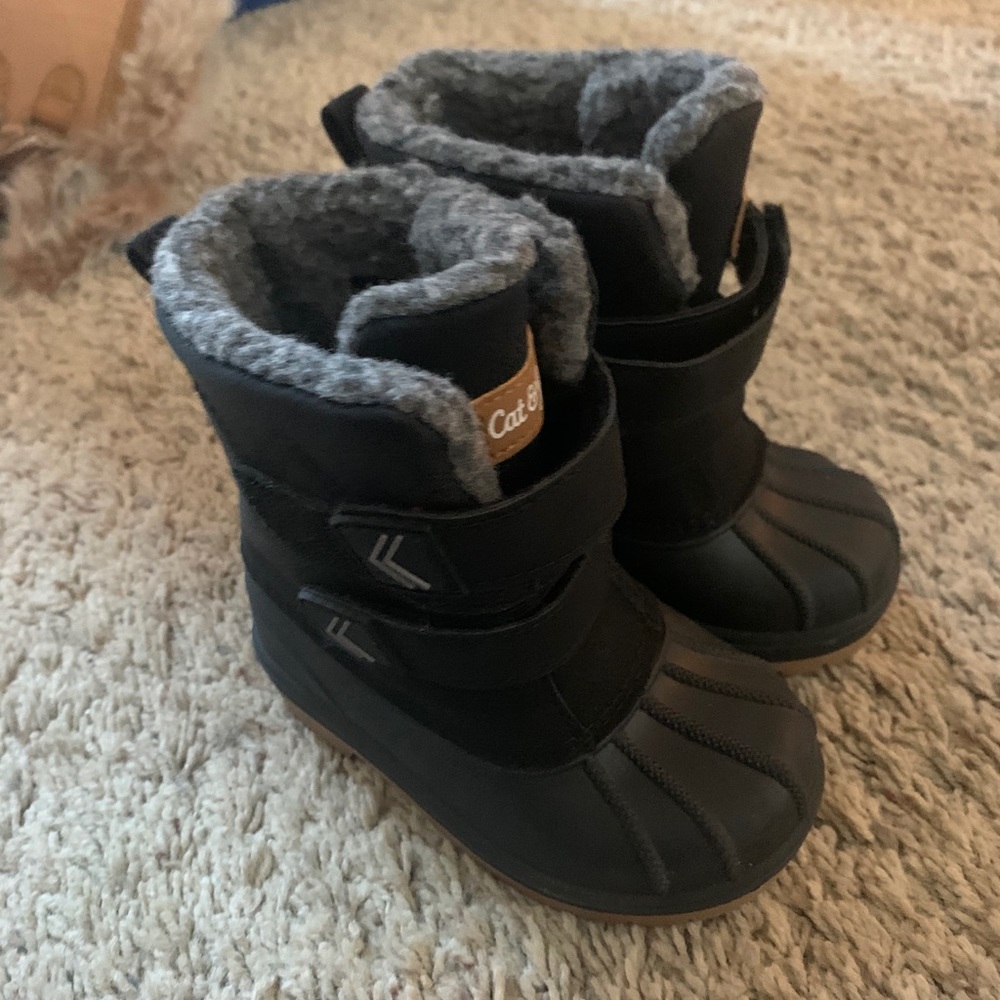 Cat & Jack snow boots size 6